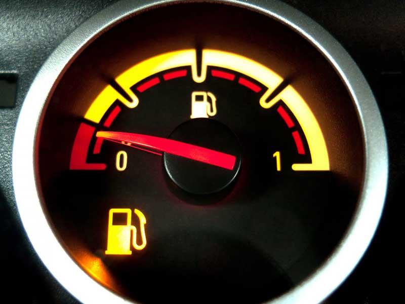 چرا بهتر است با بنزین انتهای باک حرکت نکنیم؟ علت خرابی پمپ سوخت چیست؟