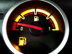 چرا بهتر است با بنزین انتهای باک حرکت نکنیم؟ علت خرابی پمپ سوخت چیست؟
