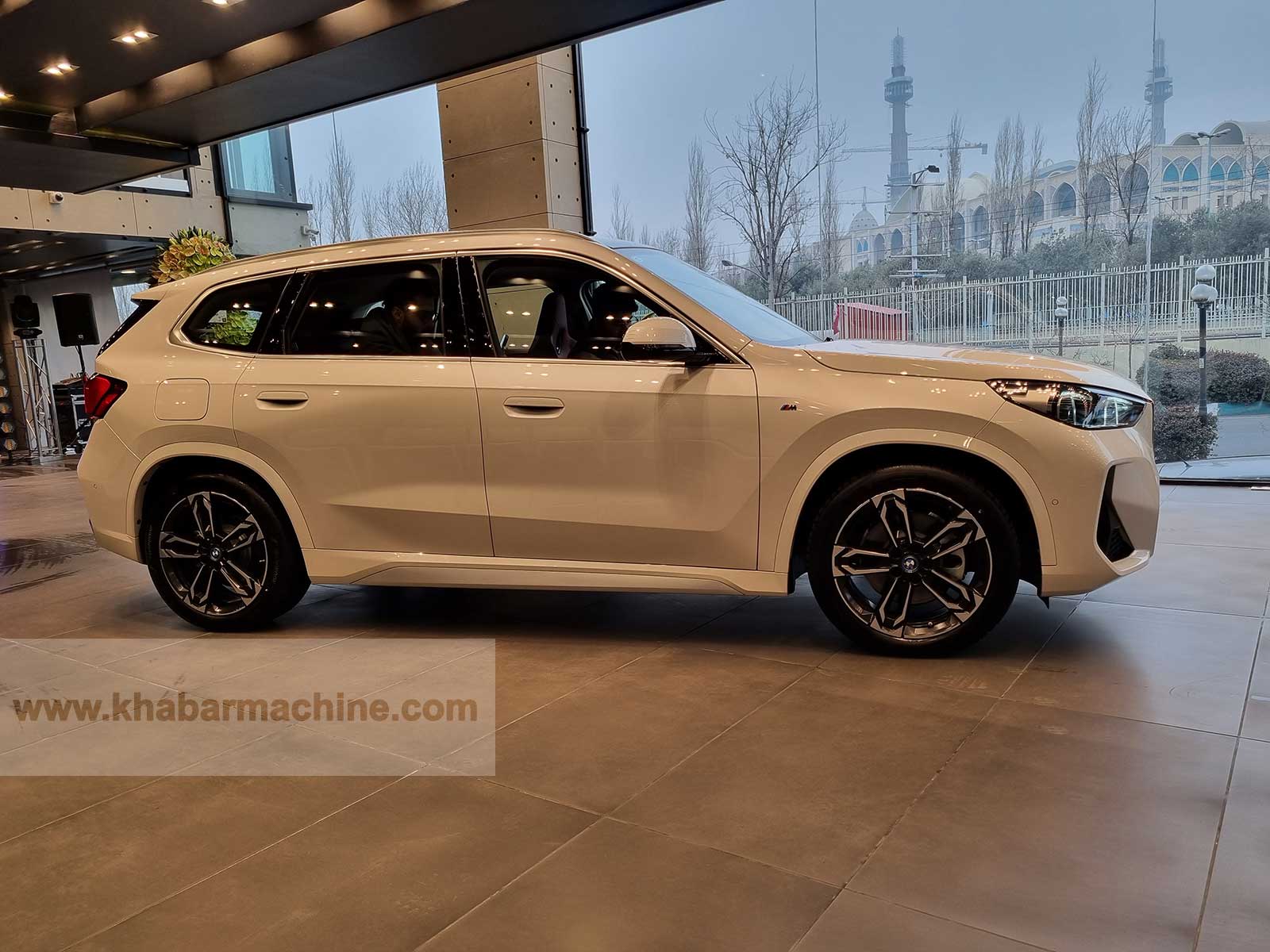 ب ام و iX1 LWB